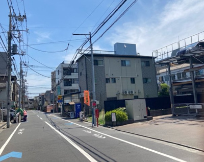 【前面道路含む現地写真】 | 建築条件付き土地/大森南3区画 | 前面道路が８メートルある為、車の出し入れもスムースです。

