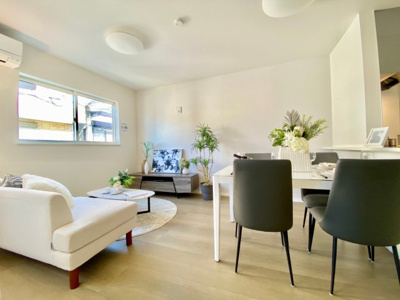 【前面道路含む現地写真】 | 大森南3棟 | 前面道路が８メートルある為、車の出し入れもスムースです。

