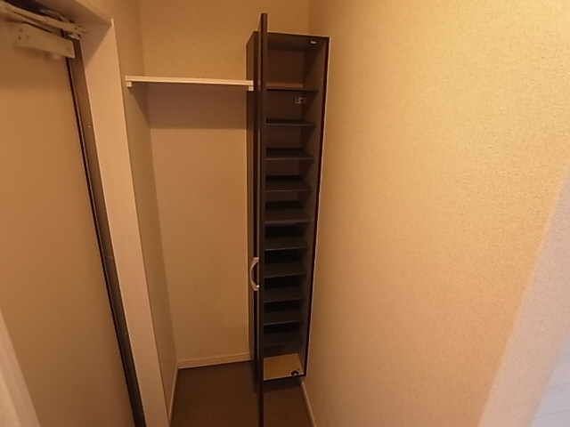 神戸市長田区二番町４丁目のアパートの玄関|玄関シューズボックス