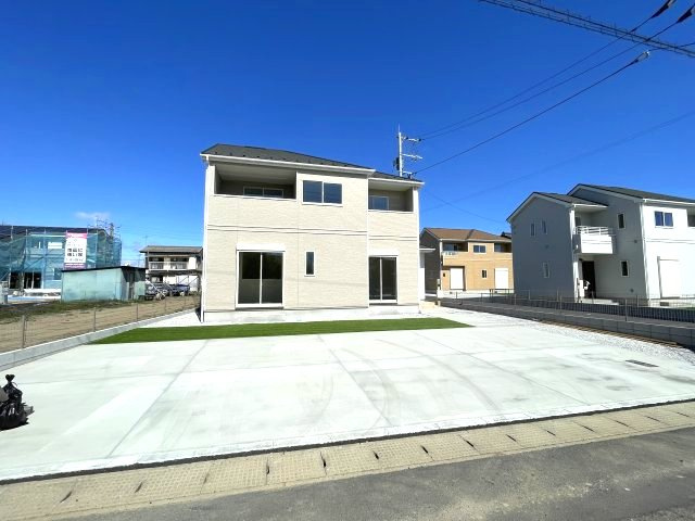 玉村町斉田（全6棟）E号棟の前面道路含む現地写真