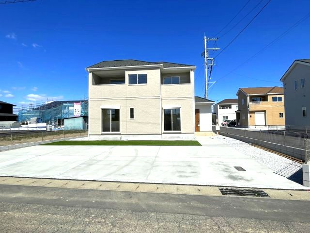 玉村町斉田（全6棟）E号棟の外観|ナチュラルで飽きの来ないデザインは流行に左右されない家の形です。外構も綺麗に仕上がっています(^▽^)/
