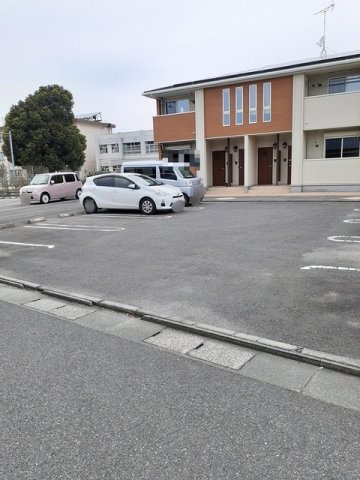 ソーレ１号館の駐車場|駐車スペースもあります☆