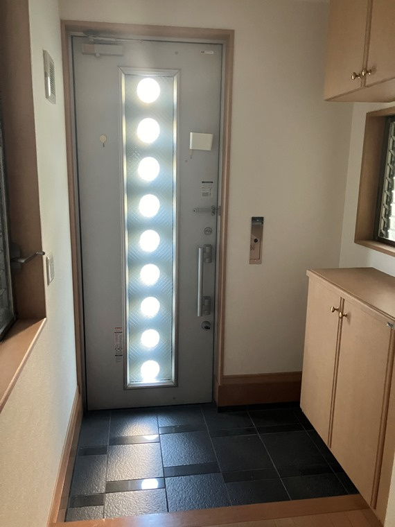 小山戸建の玄関