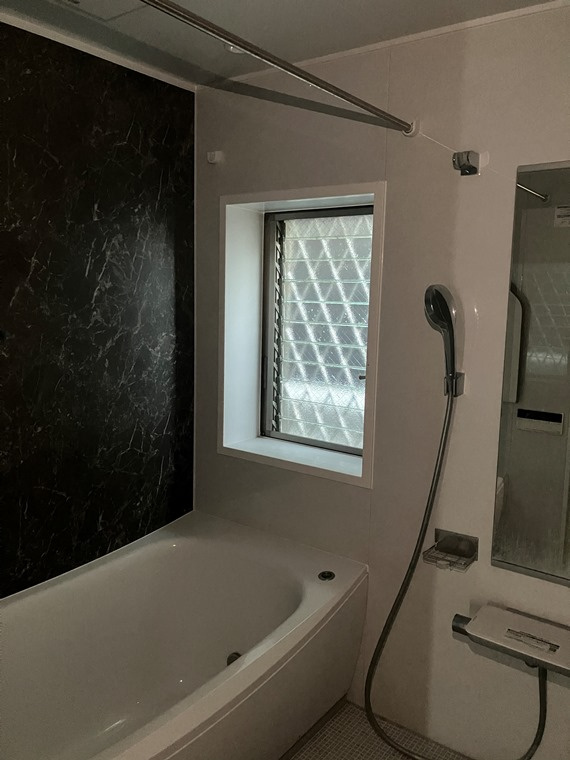 小山戸建の浴室