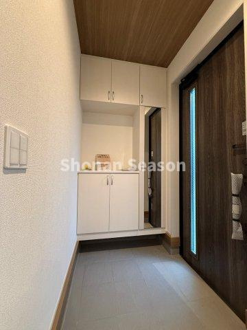 【玄関】 | 開放感のある玄関にはお履物がたっぷり入る「シューズボックス」を設置。