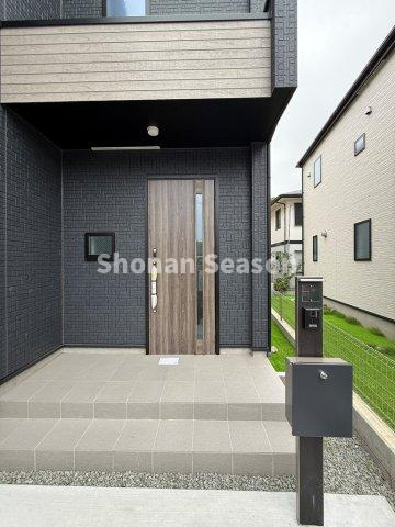 【玄関】 | シックで落ち着きのある外観！気になる詳細はぜひ現地にてお確かめくださいませ♪