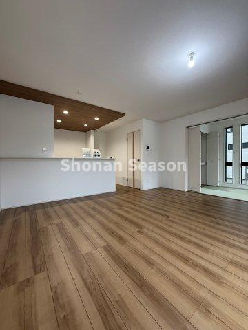 【居間・リビング】 | 暖かな自然光が差し込む陽当たり良好のリビングで家族団らん時間をお過ごしいただけます♪