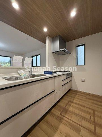 【キッチン】 | キッチンスペースは木目調の天井になっており、空間にメリハリが生まれます♪