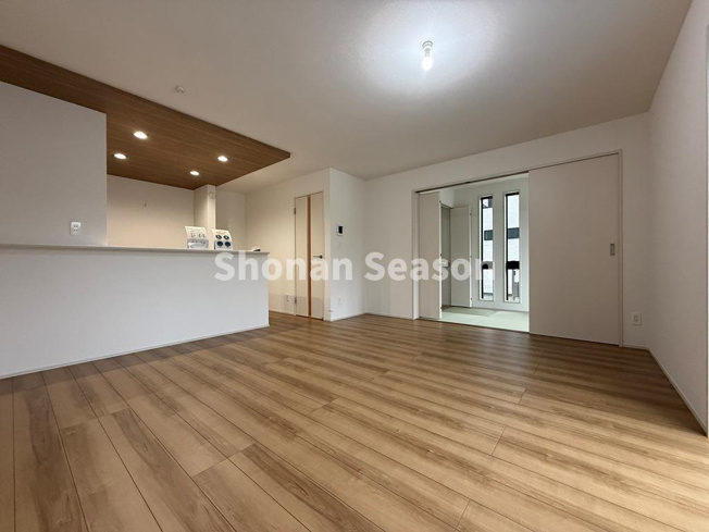 【居間・リビング】 | 隣接する和室との一体利用もできる柔軟な間取り！
来客時には19帖の広いスペースとしてご利用いただけます♪