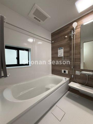 【浴室】 | お子さまとのご入浴時も安心の段差付きのバスタブ◎
1日の疲れを癒す快適な空間♪