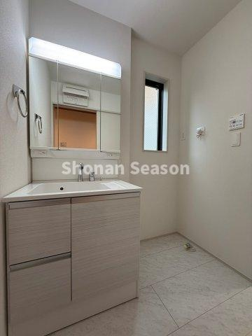 【洗面所】 | 鏡裏にも収納があり、小物類をたっぷり収納できます♪
生活感を抑えスタイリッシュな空間をキープしやすいですよ◎