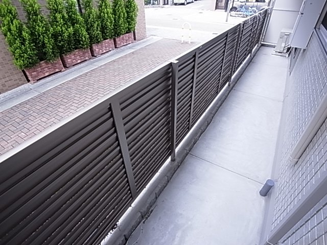 神戸市兵庫区松本通４丁目のアパートのバルコニー