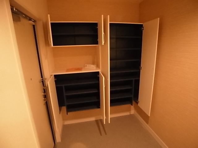 神戸市兵庫区松本通４丁目のアパートの収納