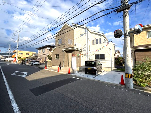 ハートフルタウン南梅本町　新築分譲戸建(A号棟)の外観|前面道路含む現地写真です