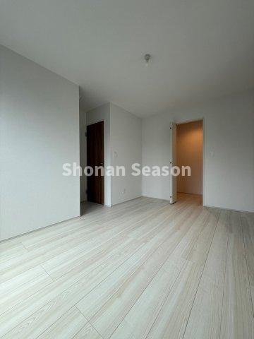 【洋室】 | WIC付きの主寝室は広さ7.25帖◎
ベッドやデスクを置いてもゆとりがございます♪