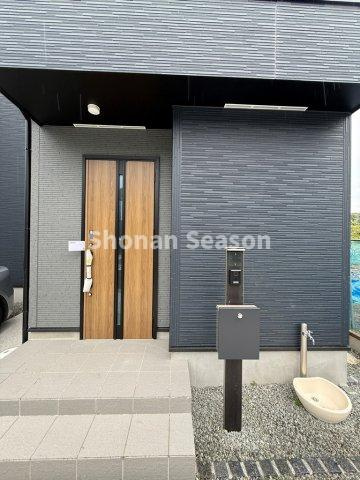 【玄関】 | 外水栓付きでガーデニングや洗車、お子さまの外遊びの後の片付けにも便利です♪