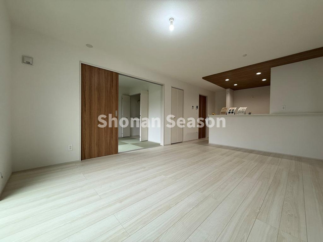 【居間・リビング】 | パントリーが併設されており、食料品や調理器具の収納に役立ちます♪