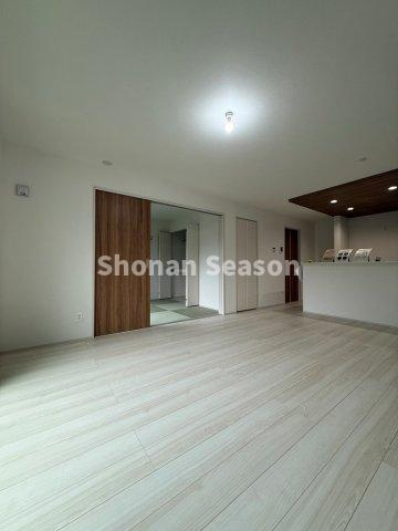 【居間・リビング】 | ナチュラルな色味でどんな色のインテリアも馴染みやすい空間。