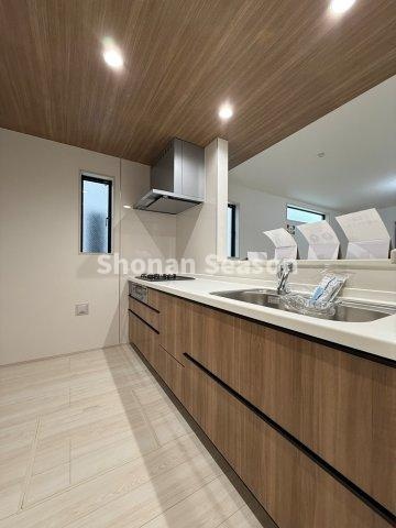 【キッチン】 | お料理の配膳がしやすいカウンター付きキッチン！
リビング全体を見渡せる縦長タイプ♪