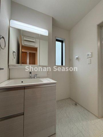 【洗面所】 | ミラー裏部分にも収納スペースが確保された独立洗面台◎
朝のお支度も捗ります♪