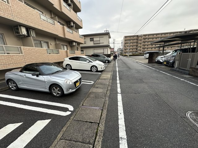 グリーンヒルズ本多の駐車場