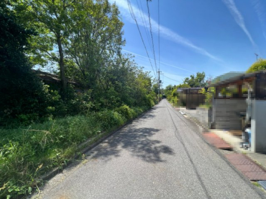 大津市南小松1594-267　売土地の前面道路含む現地写真