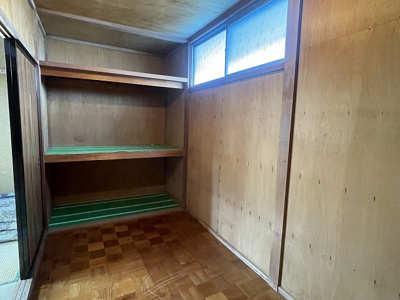 【設備】 | 岡谷市山手町1丁目 中古住宅⑲ | 納戸中