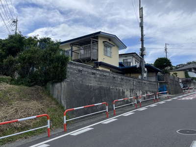【外観】 | 岡谷市山手町1丁目 中古住宅⑲ | 外観と前面道路