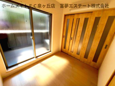 【洋室】 | F+style羽衣5号館 | リビングと洋室の戸を閉めたとき