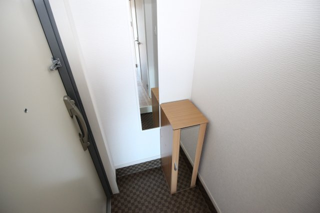 アクシアコート伏見の玄関|壁掛け鏡あります！