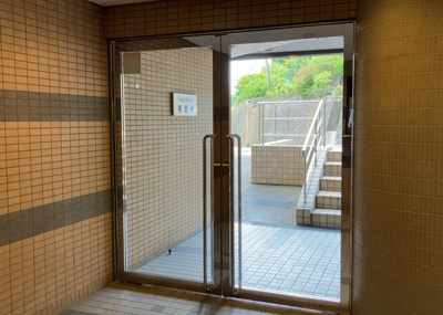 【エントランス】 | ネオマイム相武台 | マンションのエントランスには、もともと風よけや防犯の役割がありますが、マンションによって宅配ボックスなどの設備が備わっている所もあります。日々の生活をイメージしながら生活しやすさをチェックしましょう。