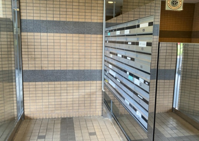 【設備】 | ネオマイム相武台 | エントランス付近に設置されている集合ポストは、住んでいる部屋と離れているため、ポストをあさるなど誰かに何かされていても被害に気づきにくいです。入居する時には他人に特定されにくい番号で鍵をかけましょう！