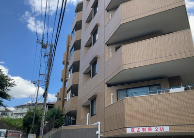 【現況写真】 | ネオマイム相武台 | 道幅が広い場所は日当たりや風通が良好です。幅が広いのですれ違いも可能ですし大きな車でも駐車可能！一方で、大型車が通ることも多くなるため交通量の増加により騒音に繋がります。また土地の値段が高くなります。