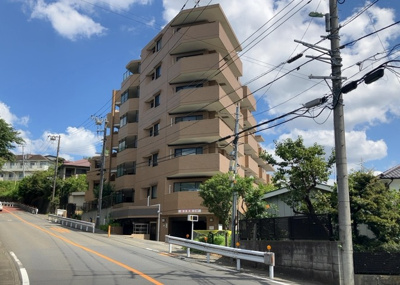 【外観】 | ネオマイム相武台 | 外観はマンション管理がされているかの目安になります。築年数が古いと、壁面は劣化してひび割れが生じることも！建物が古びていても細かいところが修繕されていると、きちんと管理されているなぁと感じるでしょう。