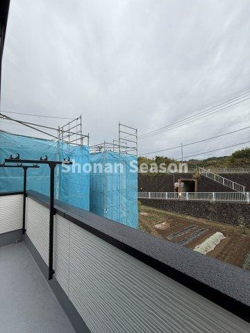 【バルコニー】 | 2部屋から出入りでき、洗濯動線良好です♪