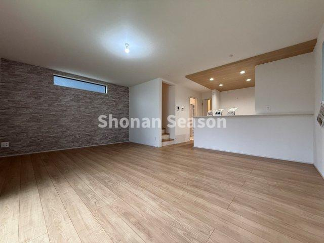 【居間・リビング】 | 19帖の開放的なリビングはご友人やご家族を招いてもゆとりがございます。