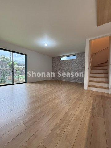 【居間・リビング】 | 顔を合わせる機会が増え、コミュニケーションが取りやすい「リビング階段」採用◎