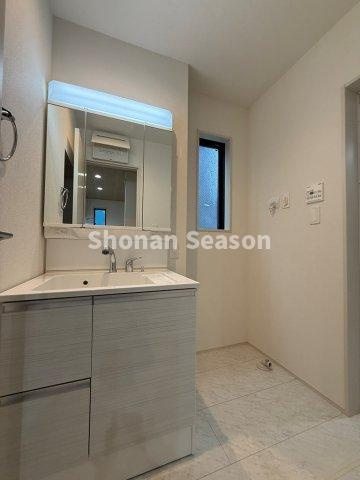 【独立洗面台】 | 洗面室横にリネン庫を設置。タオルや洋服などが収納でき、入浴後の支度がスムーズに♪