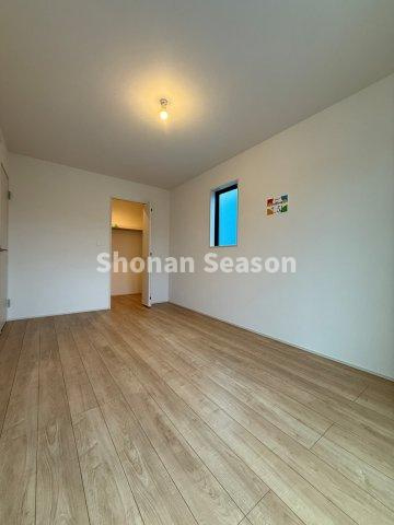 【洋室】 | 主寝室には大容量の「WIC」をご用意！
衣替え不要でご家族分の洋服もたっぷり収納できます♪