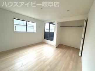 【洋室】 | 岐阜市河渡新築建売全4棟！お車並列3台可能！広めのインナーバルコニーのあるお家！ | 岐阜市河渡新築建売全4棟！お車並列3台可能！広めのインナーバルコニーのあるお家！