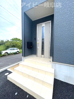【玄関】 | 岐阜市河渡新築建売全4棟！お車並列3台可能！広めのインナーバルコニーのあるお家！ | 岐阜市河渡新築建売全4棟！お車並列3台可能！広めのインナーバルコニーのあるお家！