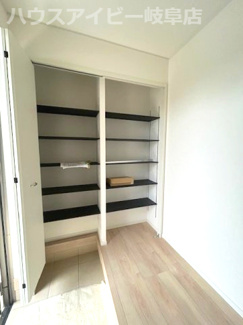 【玄関】 | 岐阜市河渡新築建売全4棟！お車並列3台可能！広めのインナーバルコニーのあるお家！ | 岐阜市河渡新築建売全4棟！お車並列3台可能！広めのインナーバルコニーのあるお家！