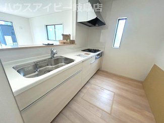 【キッチン】 | 岐阜市河渡新築建売全4棟！お車並列3台可能！広めのインナーバルコニーのあるお家！ | 岐阜市河渡新築建売全4棟！お車並列3台可能！広めのインナーバルコニーのあるお家！
