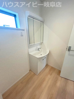 【独立洗面台】 | 岐阜市河渡新築建売全4棟！お車並列3台可能！広めのインナーバルコニーのあるお家！ | 岐阜市河渡新築建売全4棟！お車並列3台可能！広めのインナーバルコニーのあるお家！