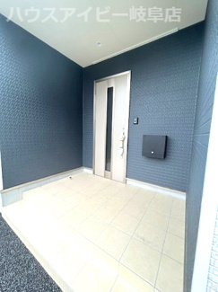 【玄関】 | 岐阜市河渡新築建売全4棟！お車並列3台可能！広めのインナーバルコニーのあるお家！ | 岐阜市河渡新築建売全4棟！お車並列3台可能！広めのインナーバルコニーのあるお家！