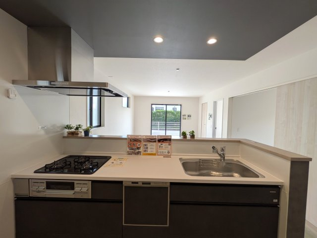 岡山市南区福島2丁目  1期①号棟のキッチン|◆食洗機付きシステムキッチンです。