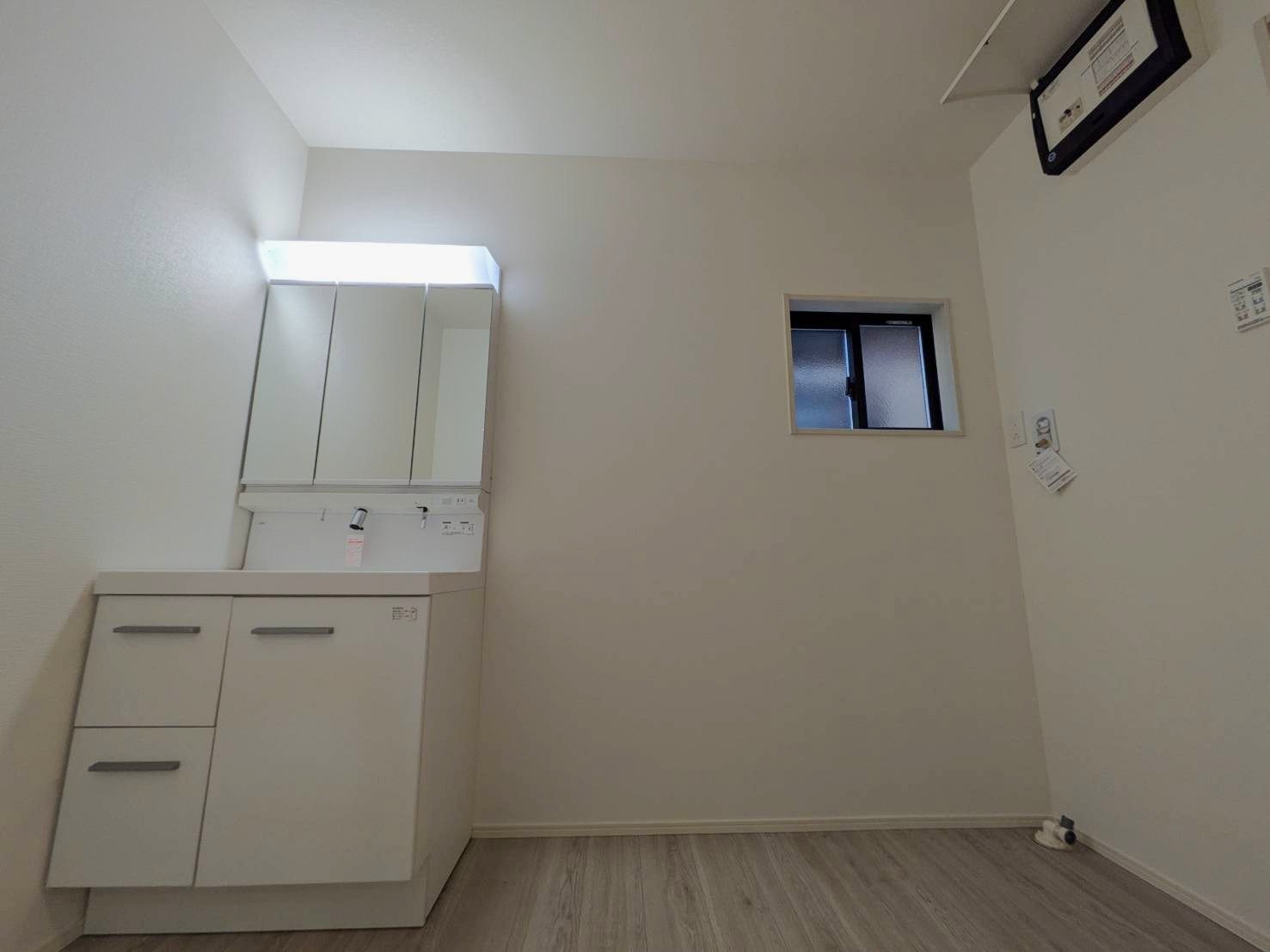 岡山市南区福島2丁目  1期①号棟の独立洗面台|◆洗面室の様子です。