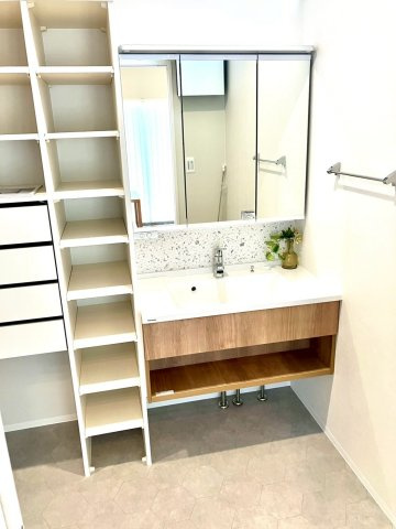 エクセシオール丸亀城平屋モデル　２号地の独立洗面台