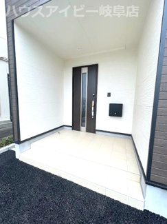 【玄関】 | 岐阜市河渡新築建売全4棟！お車並列3台可能！広めのインナーバルコニーのあるお家！ | 岐阜市河渡新築建売全4棟！お車並列3台可能！広めのインナーバルコニーのあるお家！