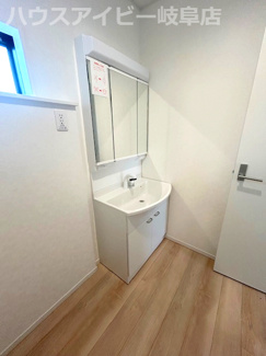 【独立洗面台】 | 岐阜市河渡新築建売全4棟！お車並列3台可能！広めのインナーバルコニーのあるお家！ | 岐阜市河渡新築建売全4棟！お車並列3台可能！広めのインナーバルコニーのあるお家！
